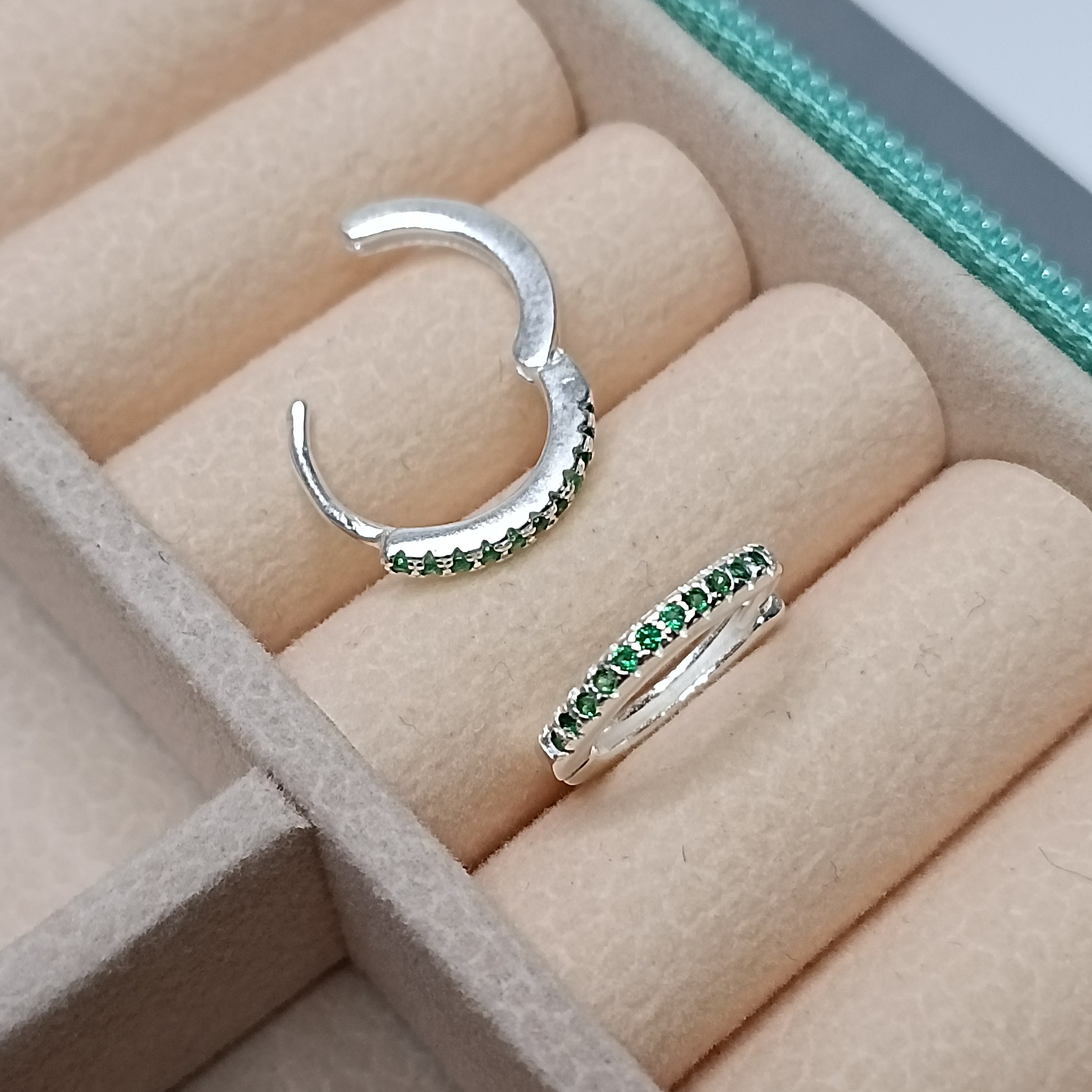 Brinco Argola Click Cravejada 1,5mm G Zirconia Verde #ARG-C33