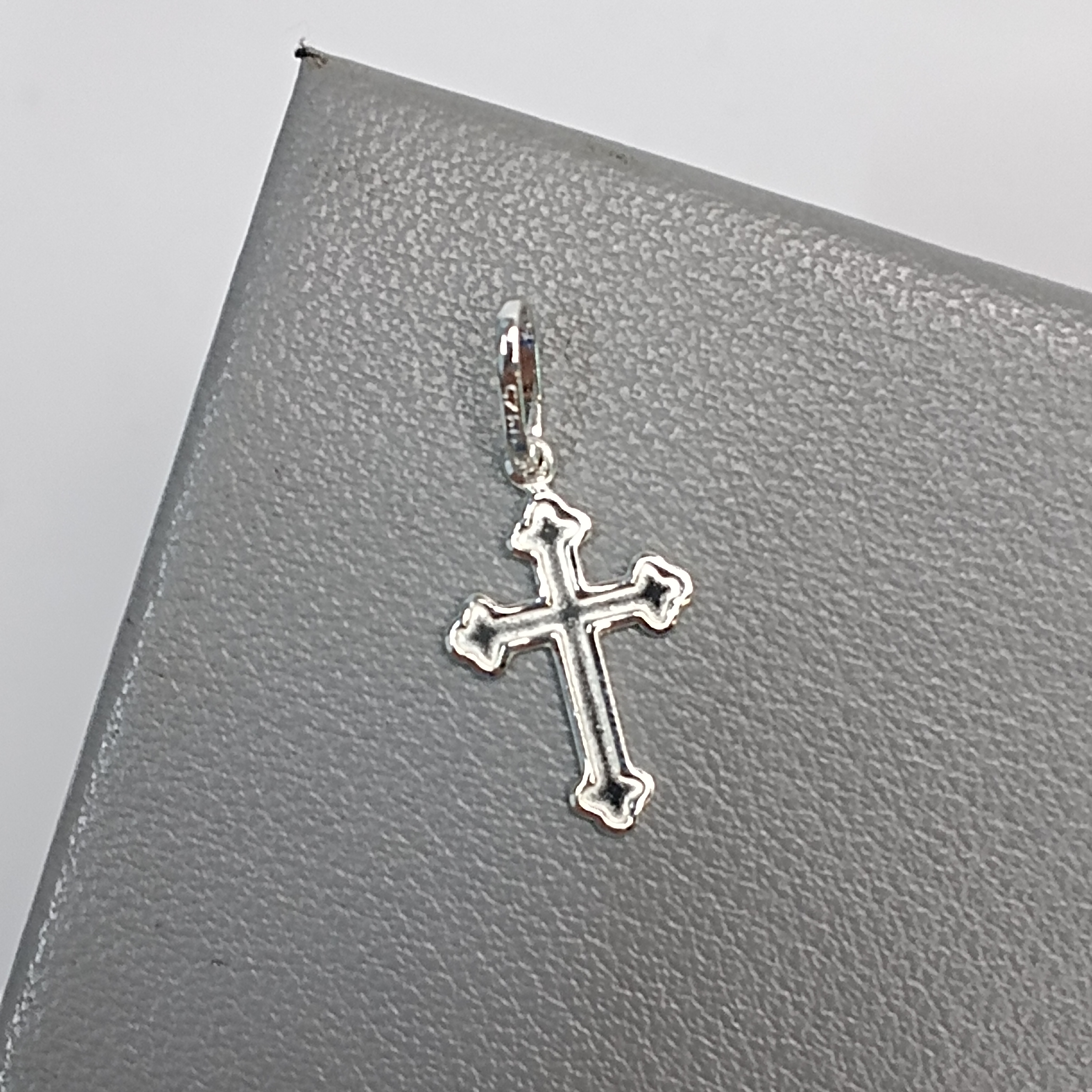 Pingente Cruz Borda Trabalhada 2x1 cm