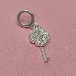 Berloque De Prata Chave Flor Cravejado