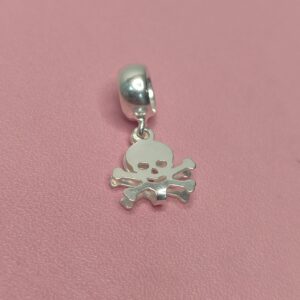 Berloque De Prata Caveira Com 2 Ossos Cruzados