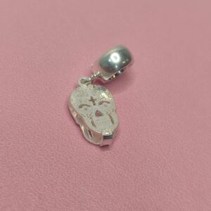 Berloque De Prata Caveira Trabalhada Com Cruz Vazada