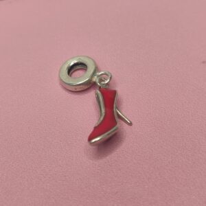 Berloque De Prata Salto Vermelho