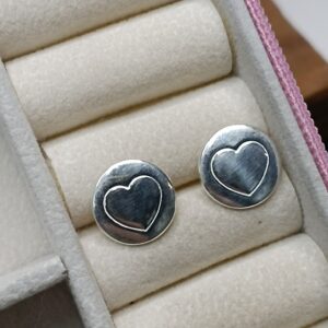 Brinco De Prata Placa Redonda Coração Desenhado Cod:B1/4