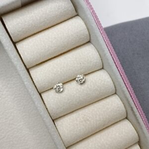 Brinco De Prata Mini Flor Relevo Cod:B1/30