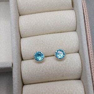 Brinco De Prata Zirconia Caflon Azul Claro 6mm Cod:B3/36