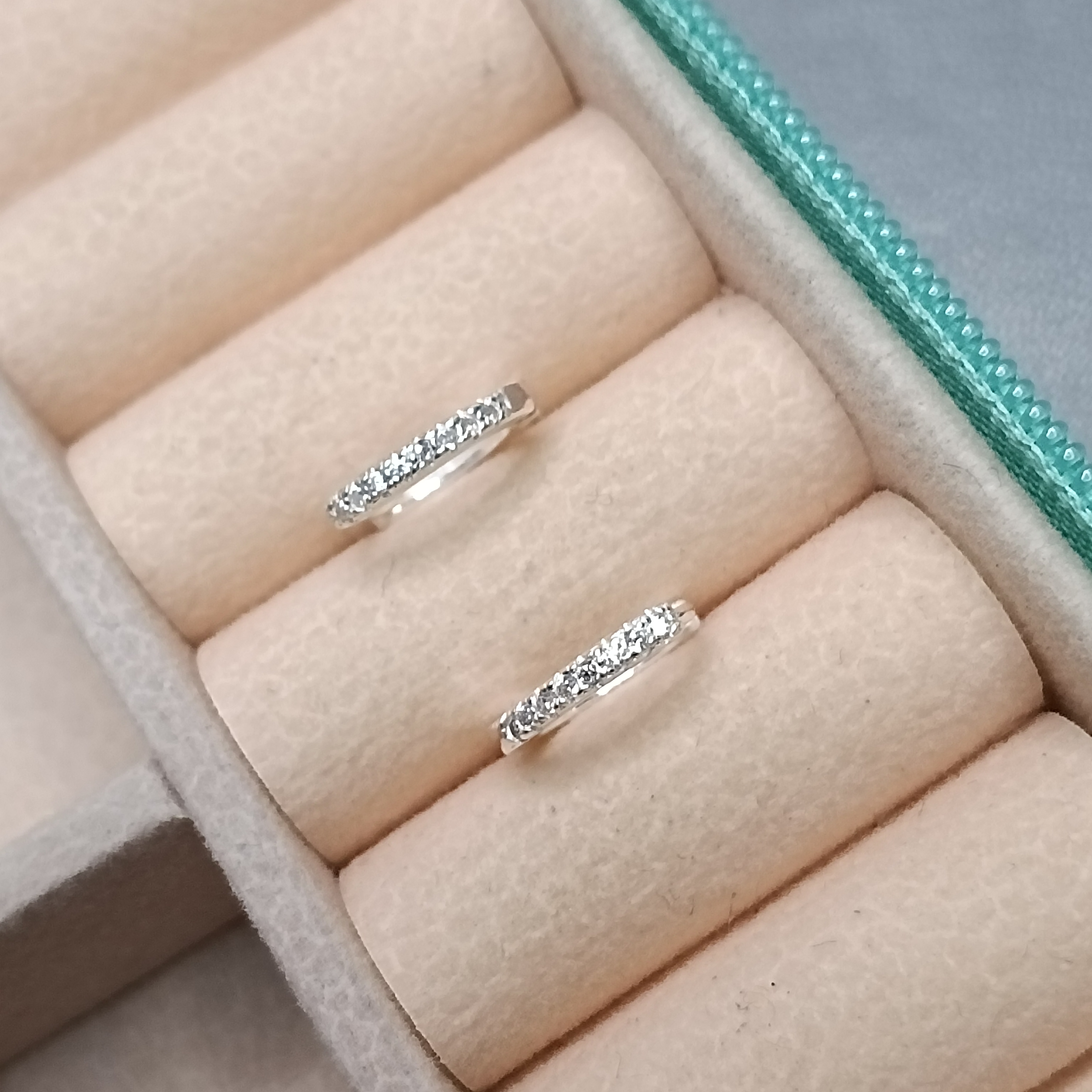 Brinco De Prata Argola Click Cravejada 1,5mm M Zirconia Branca Cod:ARG-C27