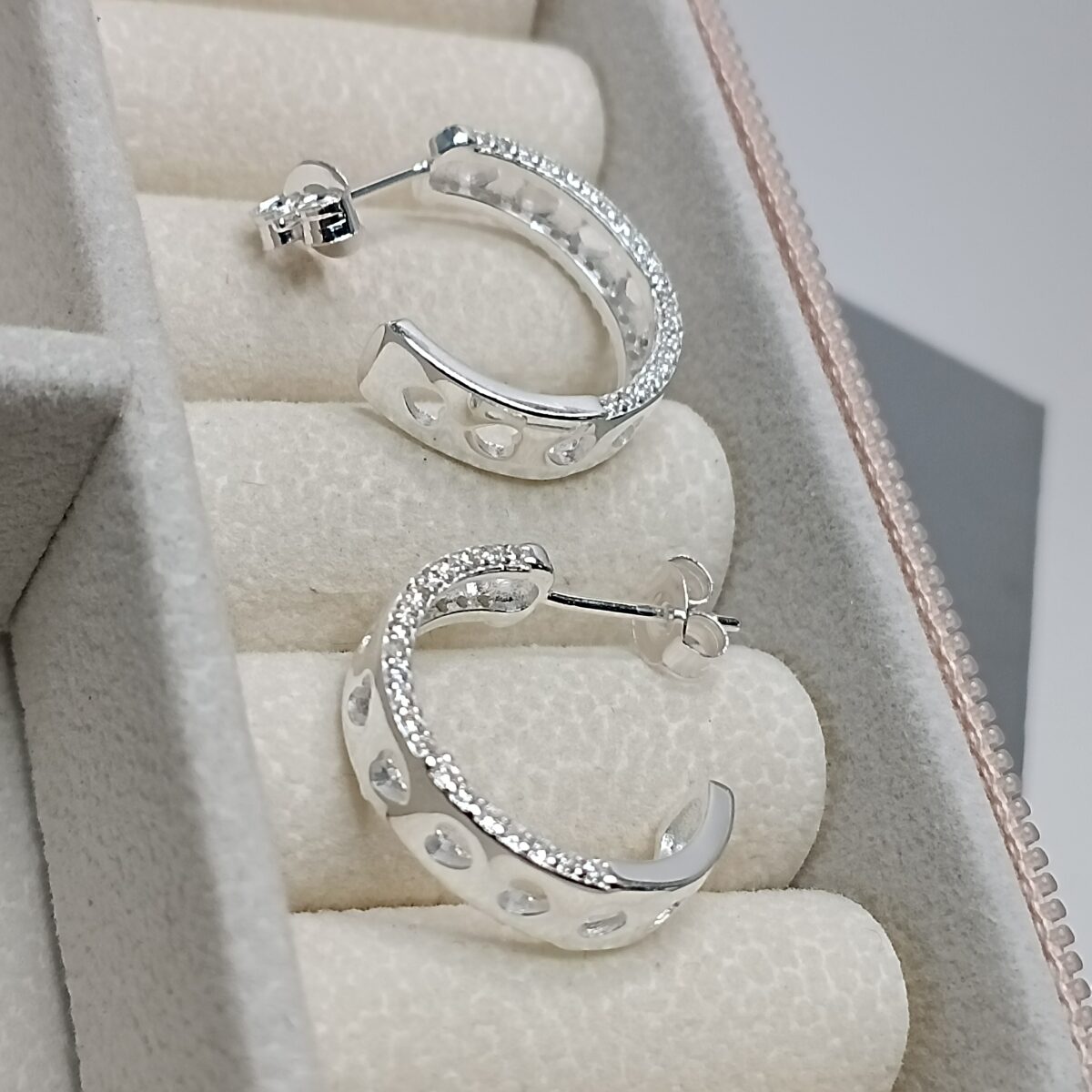 IMG_20251124_124435 meia argola media corações vazado laterais cravejada k537-55