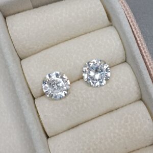 Brinco De Prata Zirconia Redonda 8mm Cod:B4/4