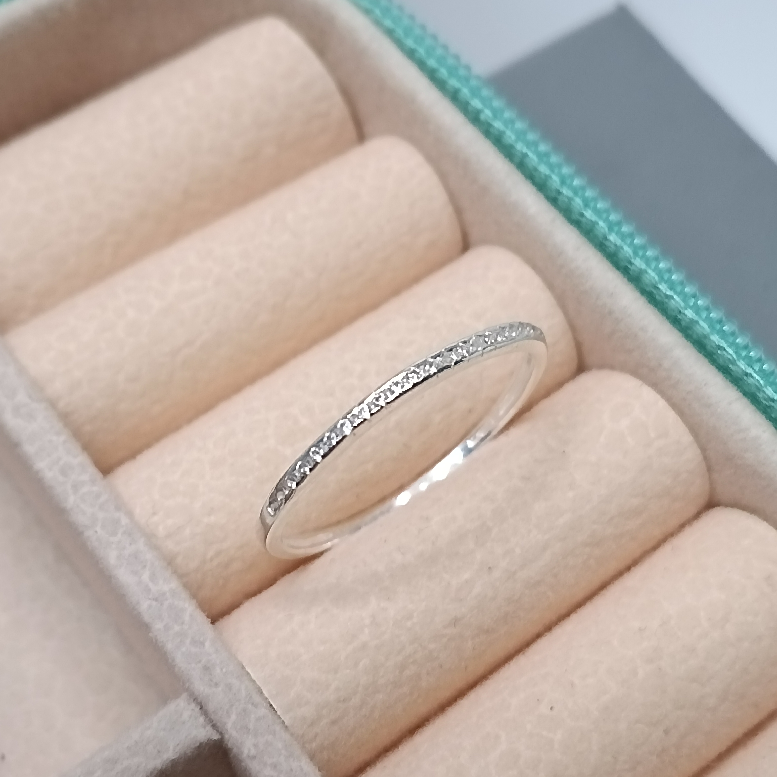 Meia Aliança De Prata Cravejada 22 Zirconia Cod:ANI-54 (Ref:2132)