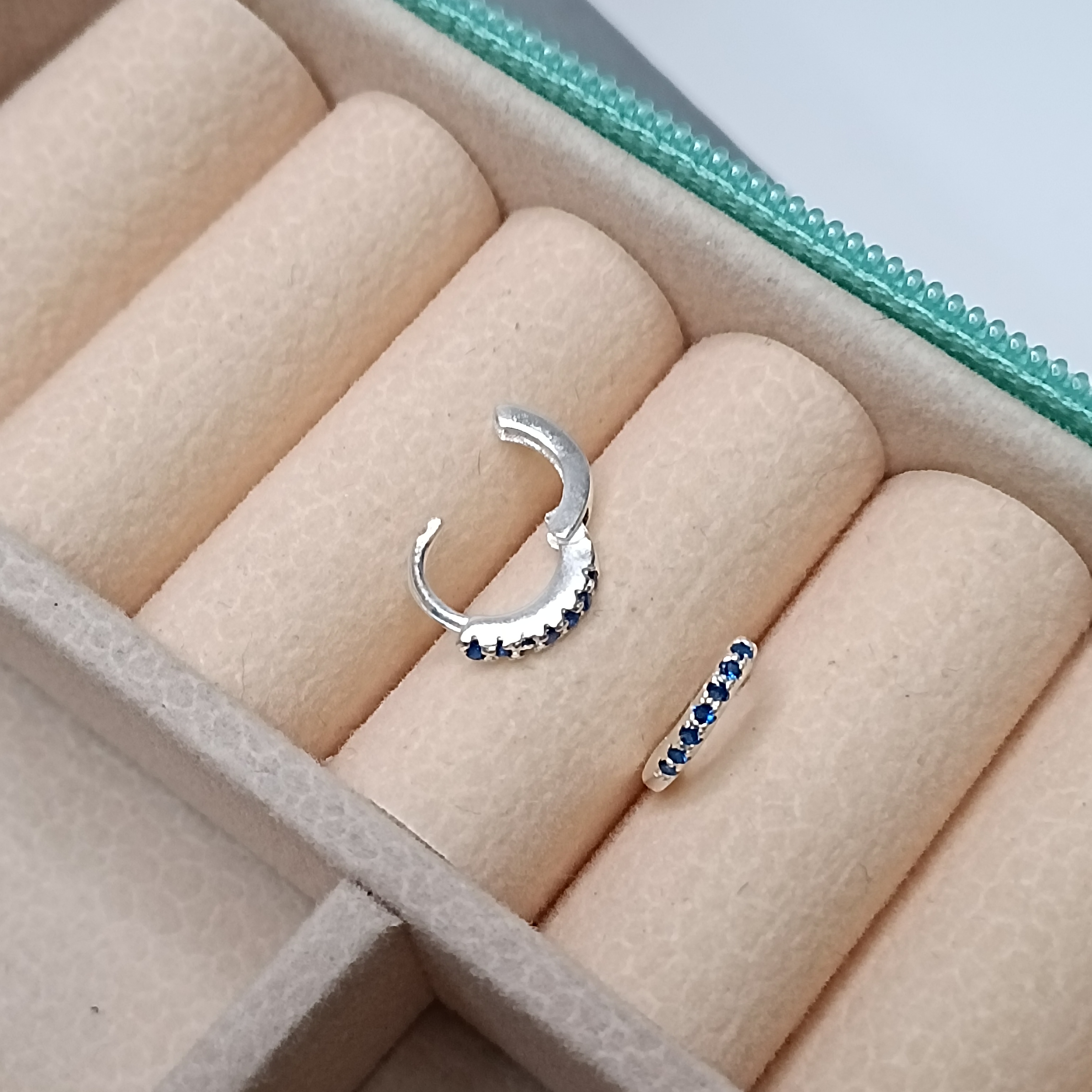 Brinco De Prata Argola Click Cravejada 1,5mm P Zirconia Azul Cod:ARG-C21
