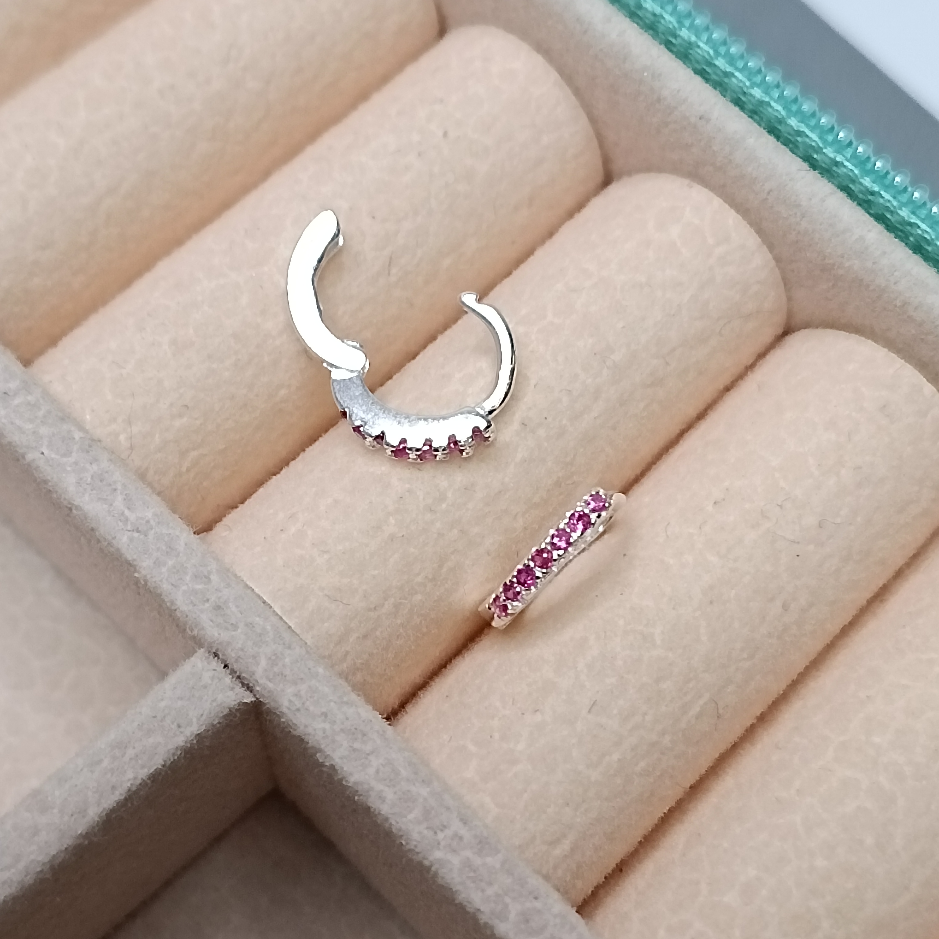 Brinco De Prata Argola Click Cravejada 1,5mm P Zirconia Rosa Cod:ARG-C24