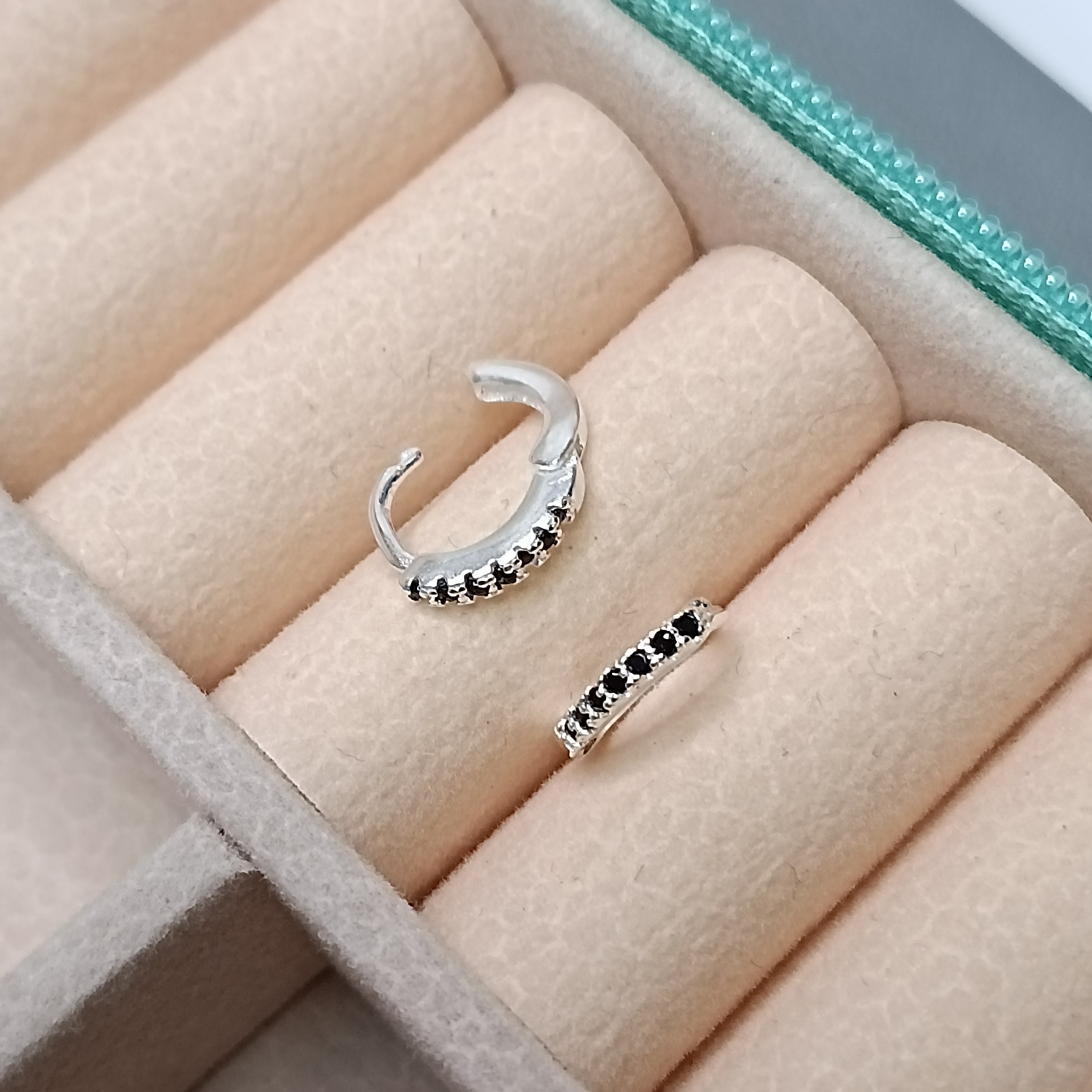 Brinco De Prata Argola Click Cravejada 1,5mm P Zirconia Preta Cod:ARG-C25