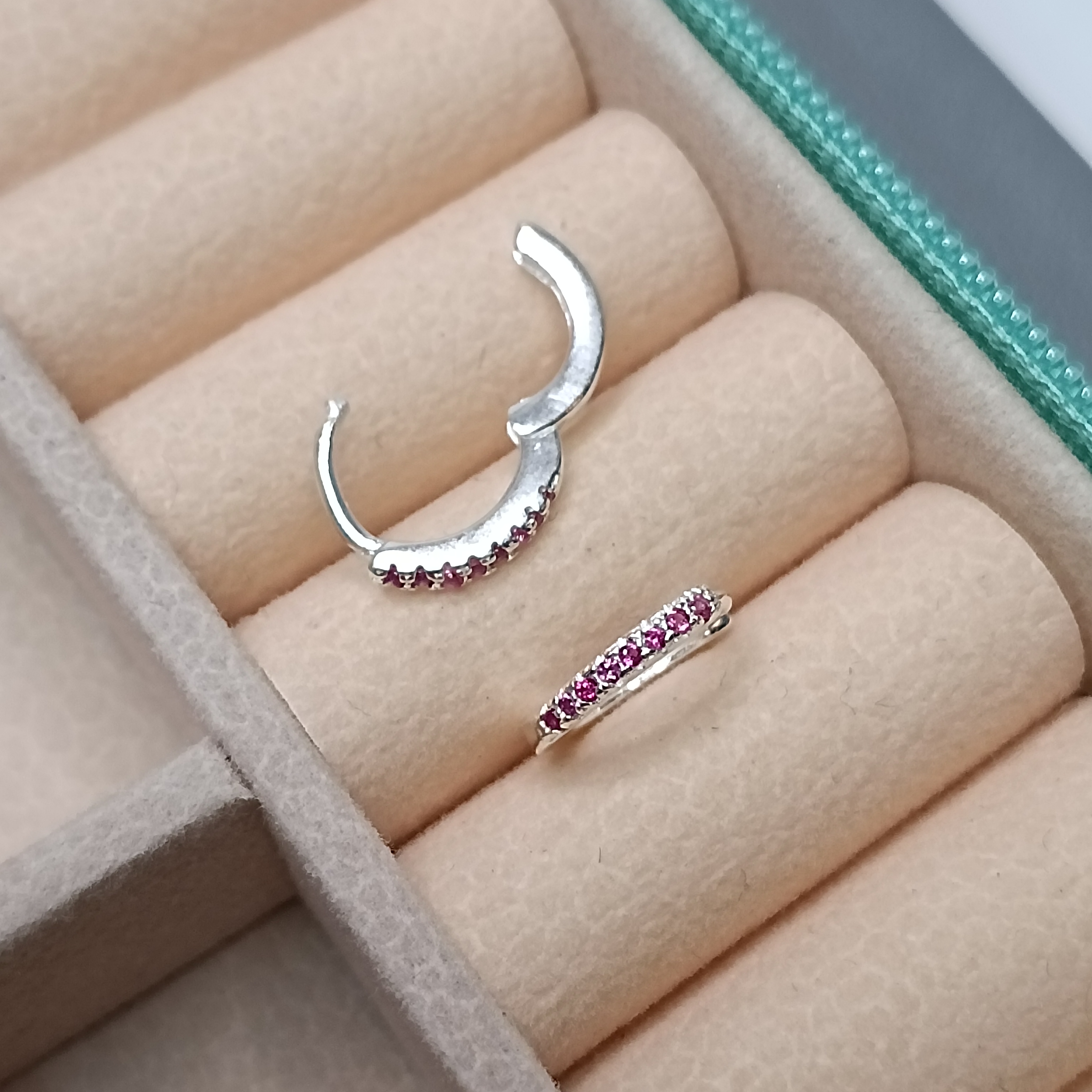 Brinco De Prata Argola Click Cravejada 1,5mm M Zirconia Rosa Cod:ARG-C29