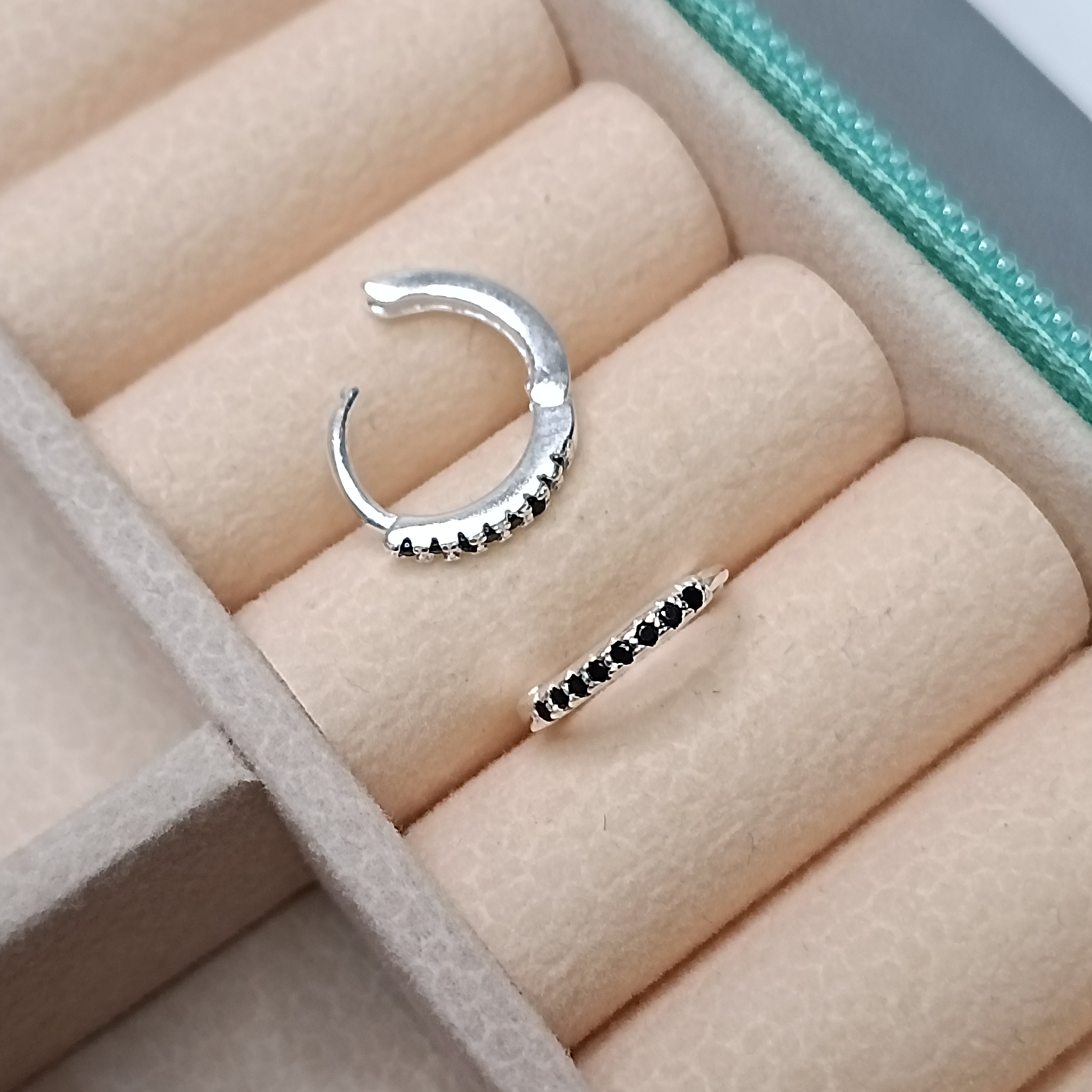 Brinco De Prata Argola Click Cravejada 1,5mm M Zirconia Preta Cod:ARG-C30