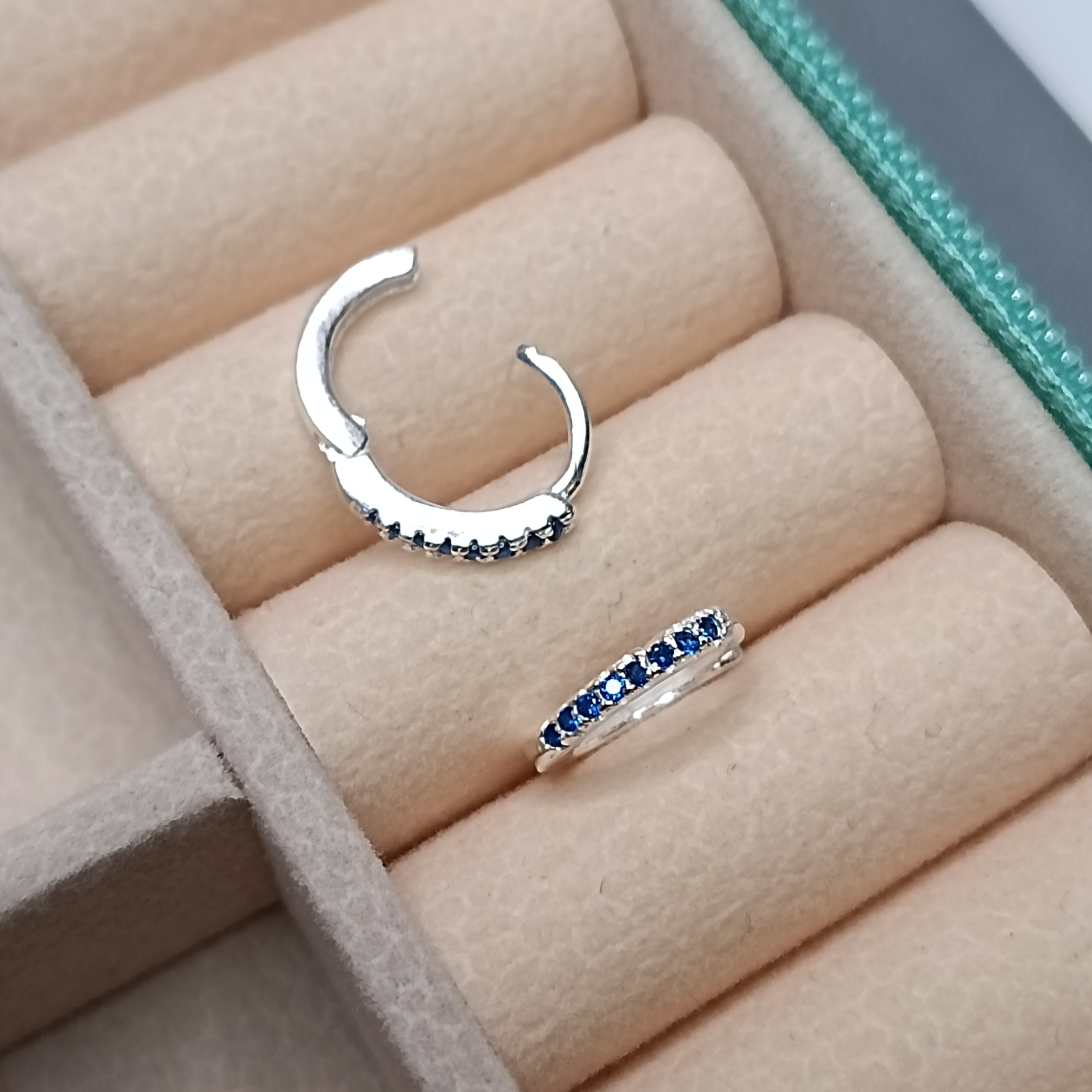 Brinco De Prata Argola Click Cravejada 1,5mm M Zirconia Azul Cod:ARG-C26