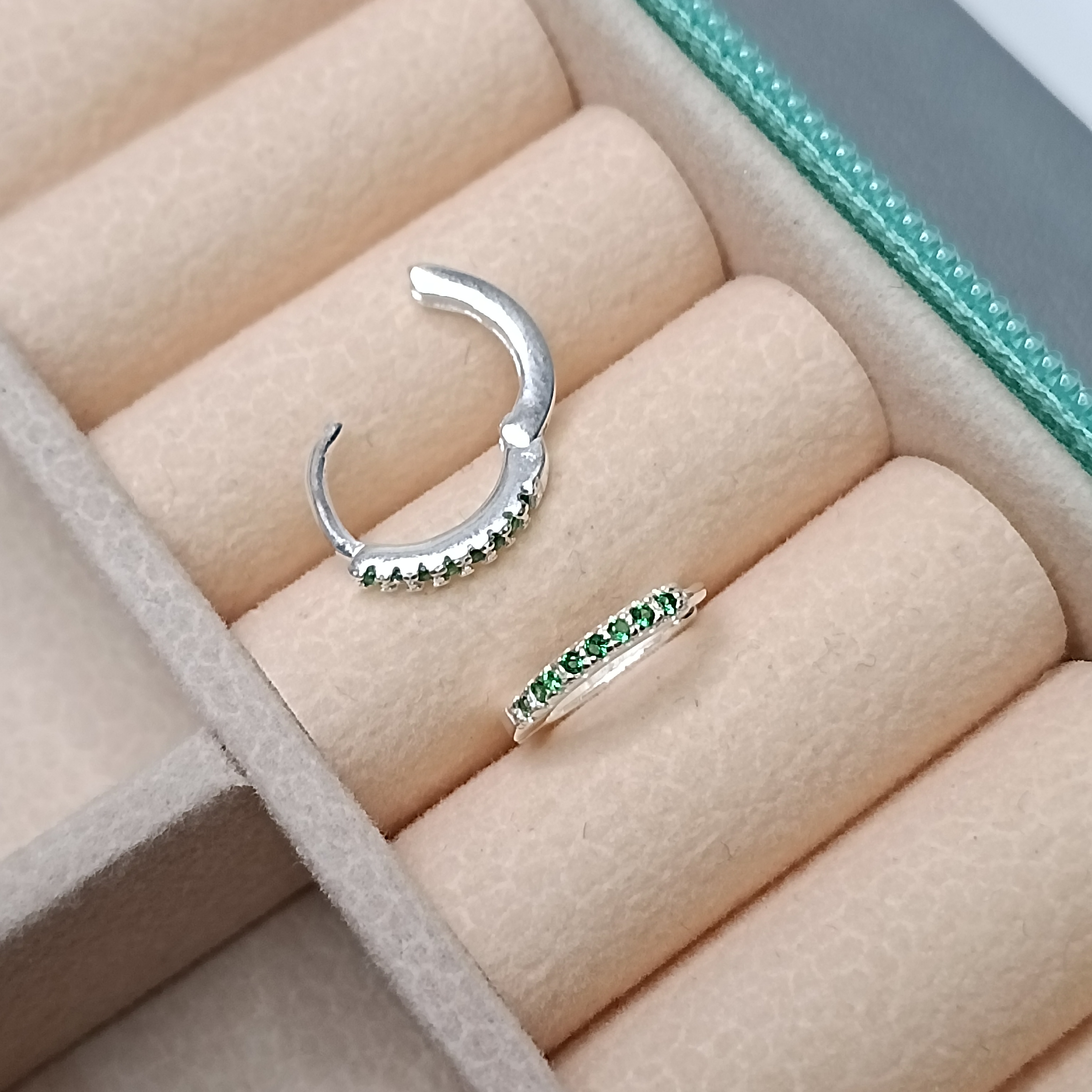Brinco De Prata Argola Click Cravejada 1,5mm M Zirconia Verde Cod:ARG-C28