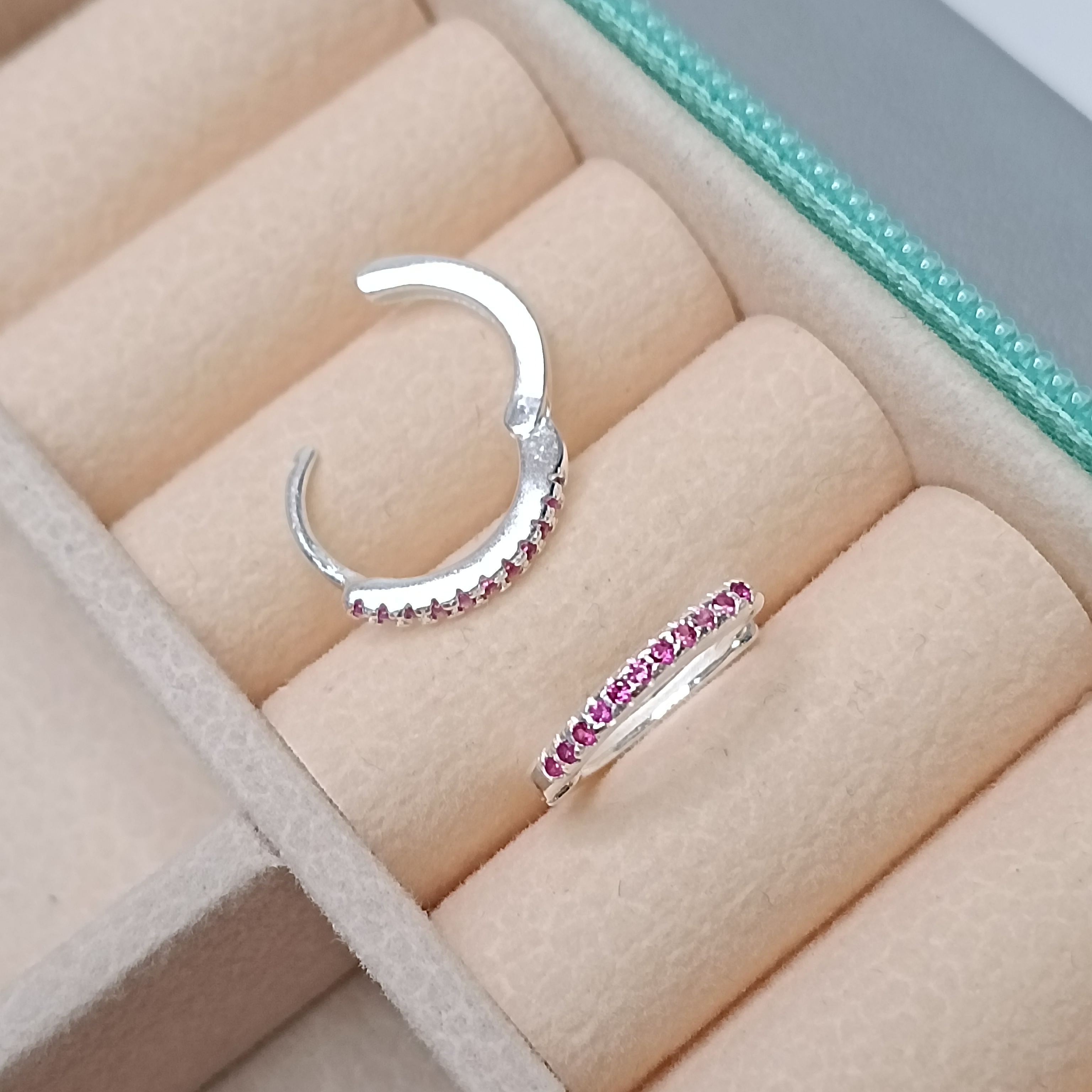 Brinco De Prata Argola Click Cravejada 1,5mm G Zirconia Rosa Cod:ARG-C34