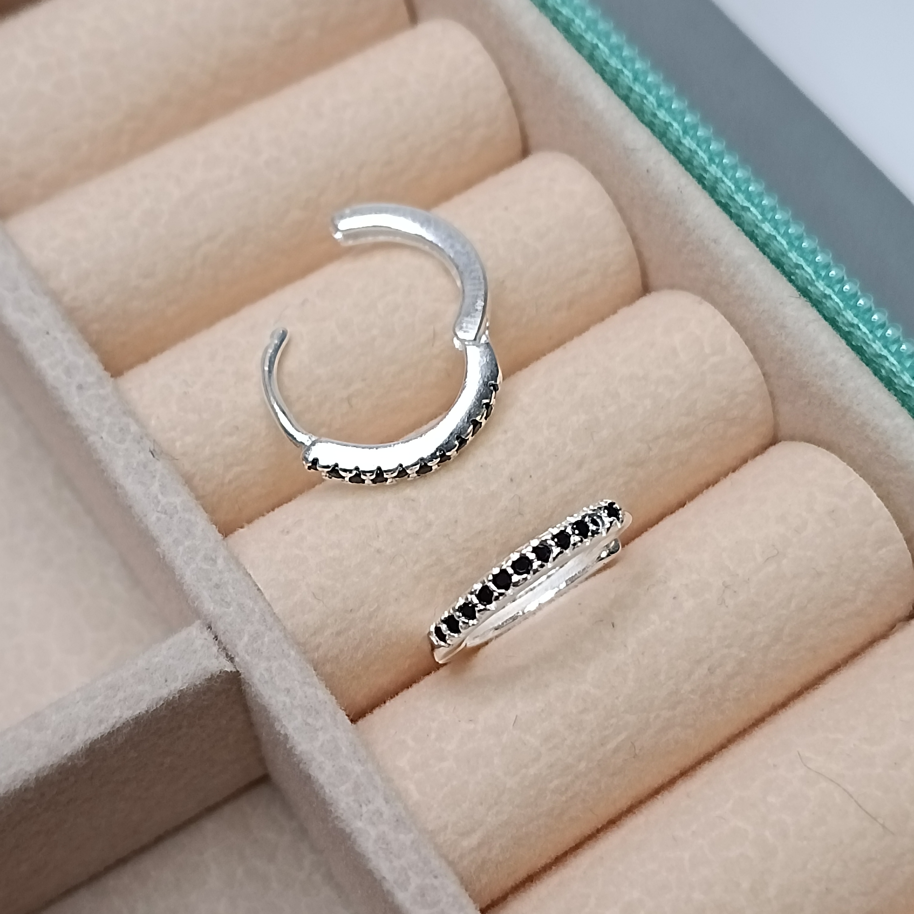 Brinco De Prata Argola Click Cravejada 1,5mm G Zirconia Preta Cod:ARG-C35