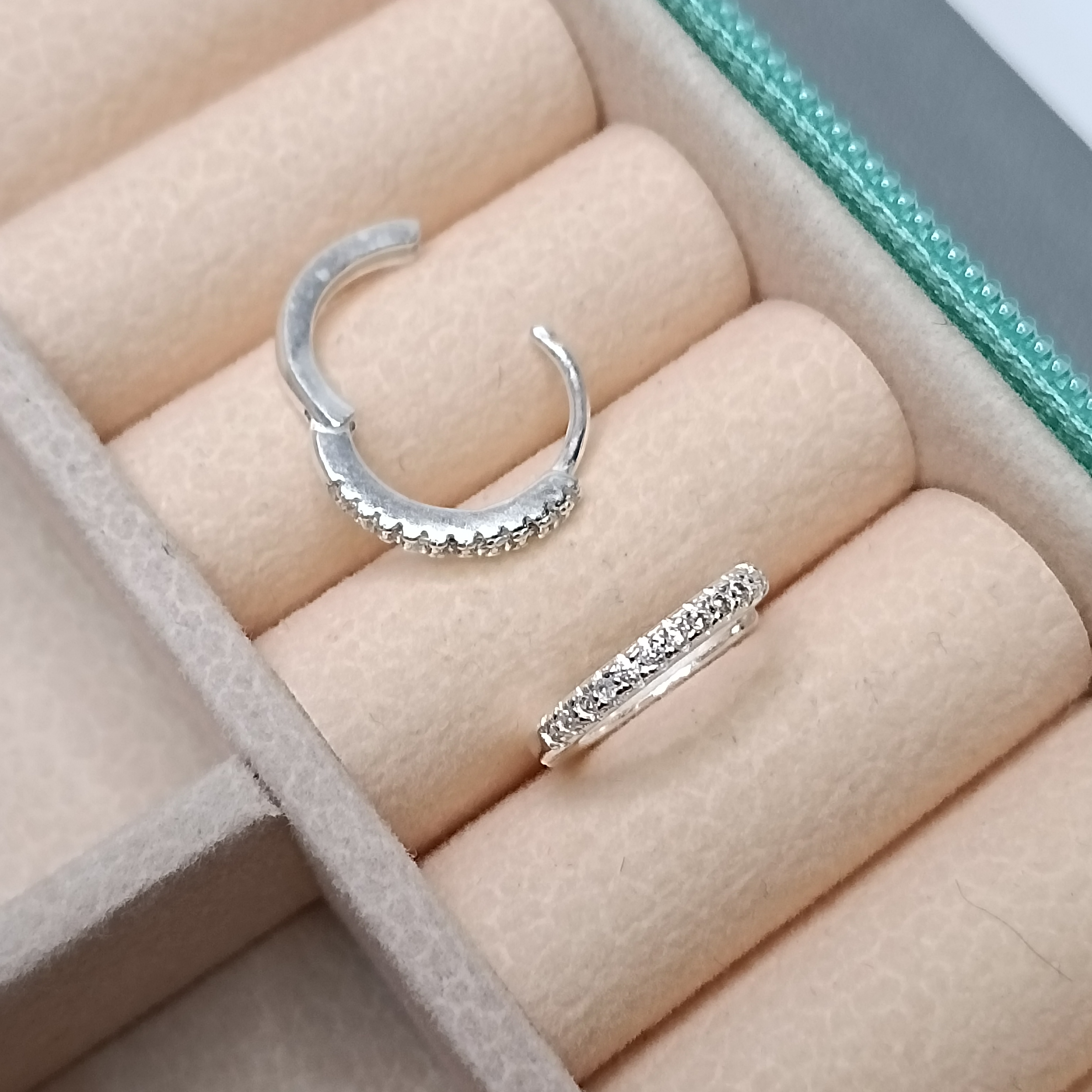 Brinco De Prata Argola Click Cravejada 1,5mm G Zirconia Branca Cod:ARG-C32