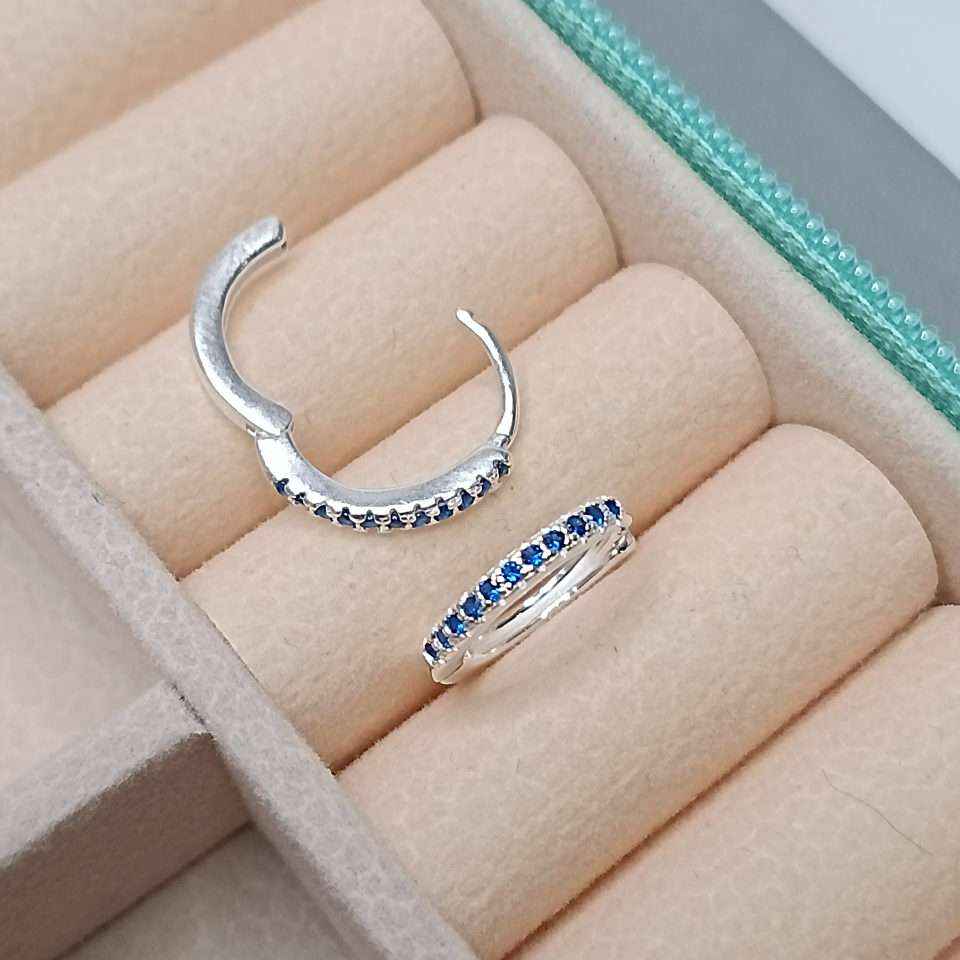 Brinco De Prata Argola Click Cravejada 1,5mm G Zirconia Azul Cod:ARG-C31