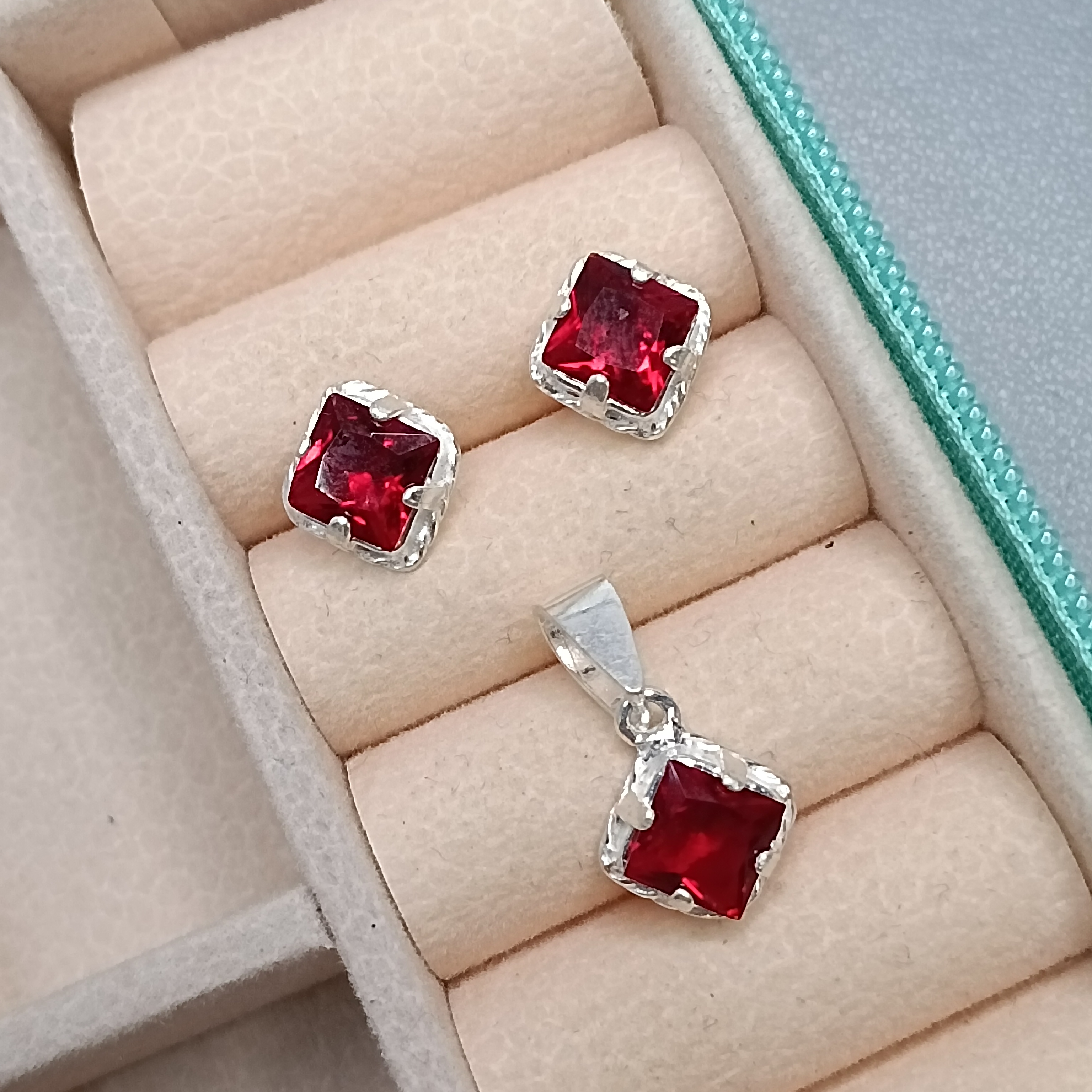 Conjunto De Prata Zirconia Quadrada Vermelha CXA 6mm Cod:MD-CJ34