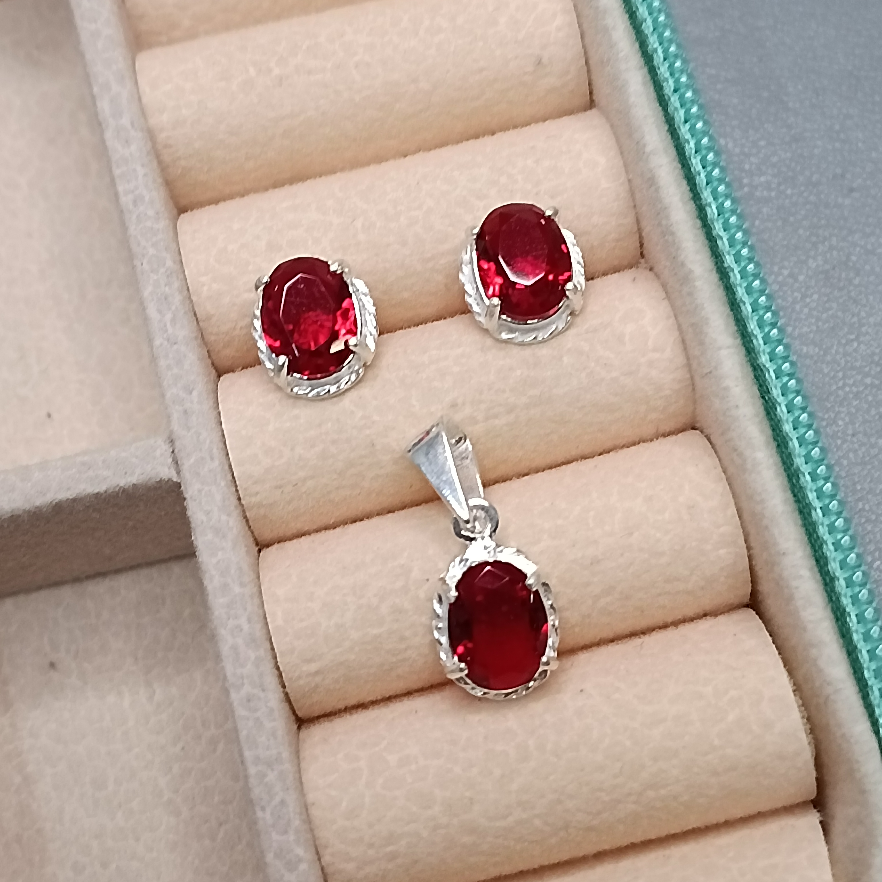 Conjunto De Prata Zirconia Oval Vermelha CXA 8mm Cod:MD-CJ12