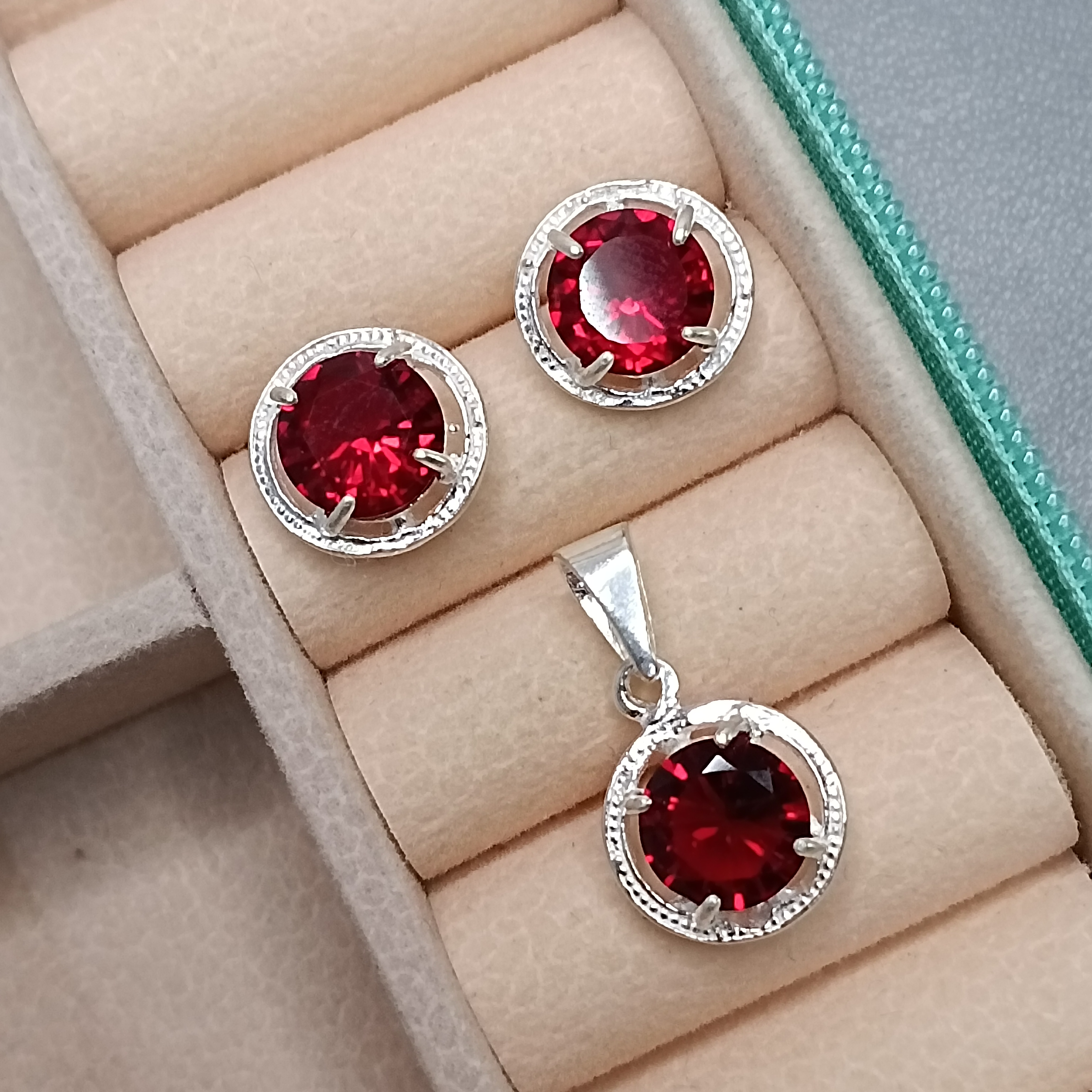 Conjunto De Prata Zirconia Redonda Vermelho Com Aro CXA 8mm Cod:MD-CJ15