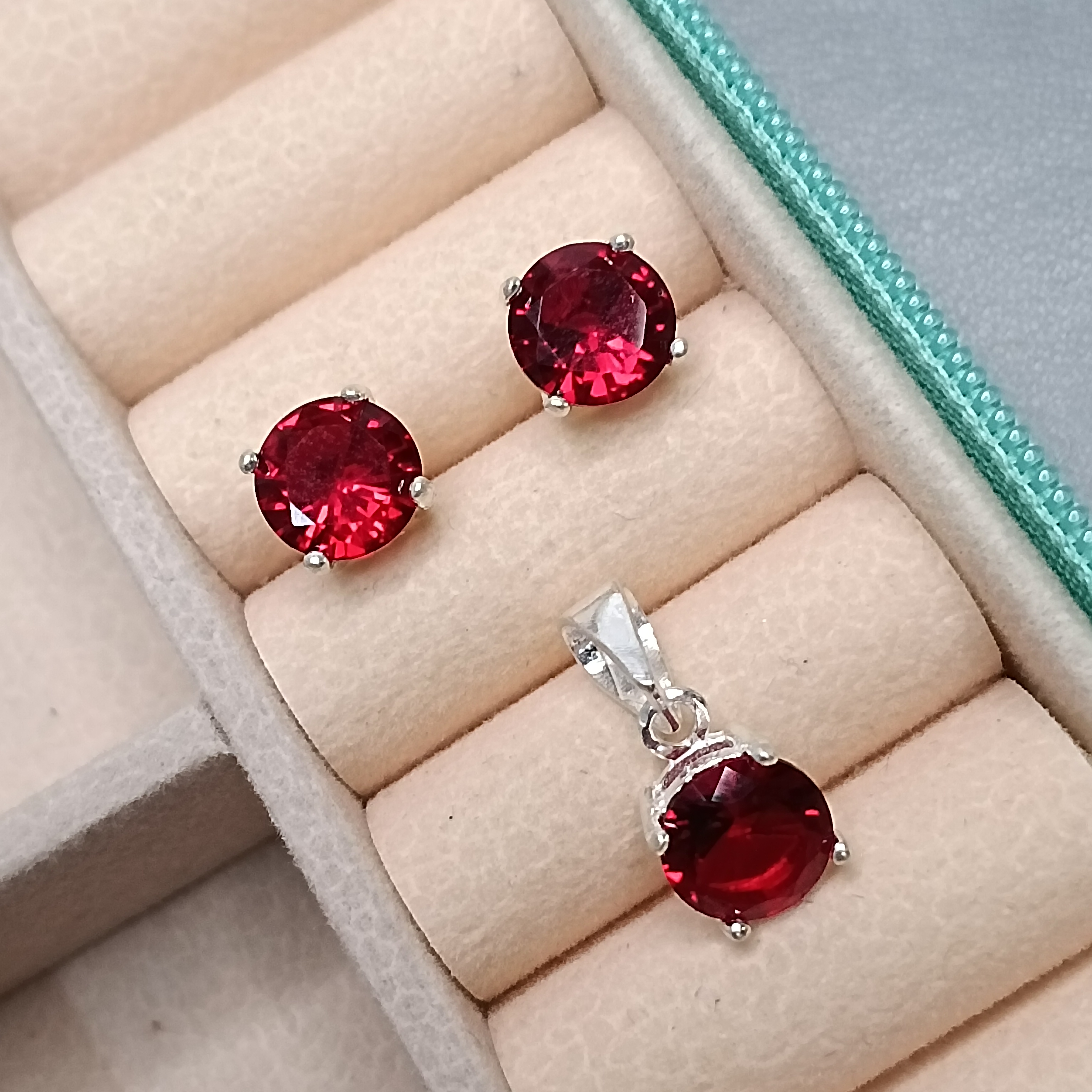 Conjunto De Prata Zirconia Redonda Vermelha CXA 8mm Cod:MD-CJ19