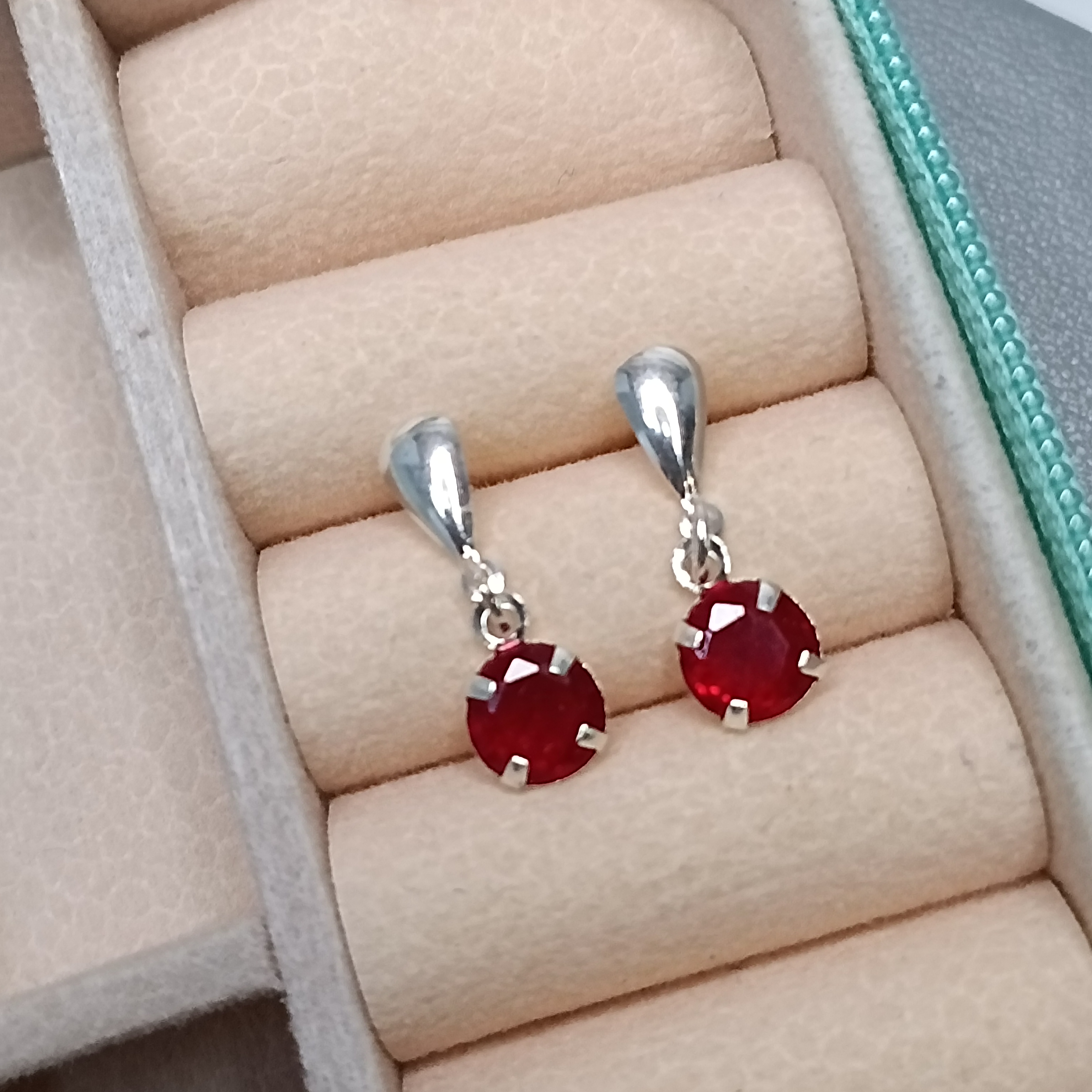 Brinco De Prata Zirconia Vermelha Pendente 6mm Cod:B3/5