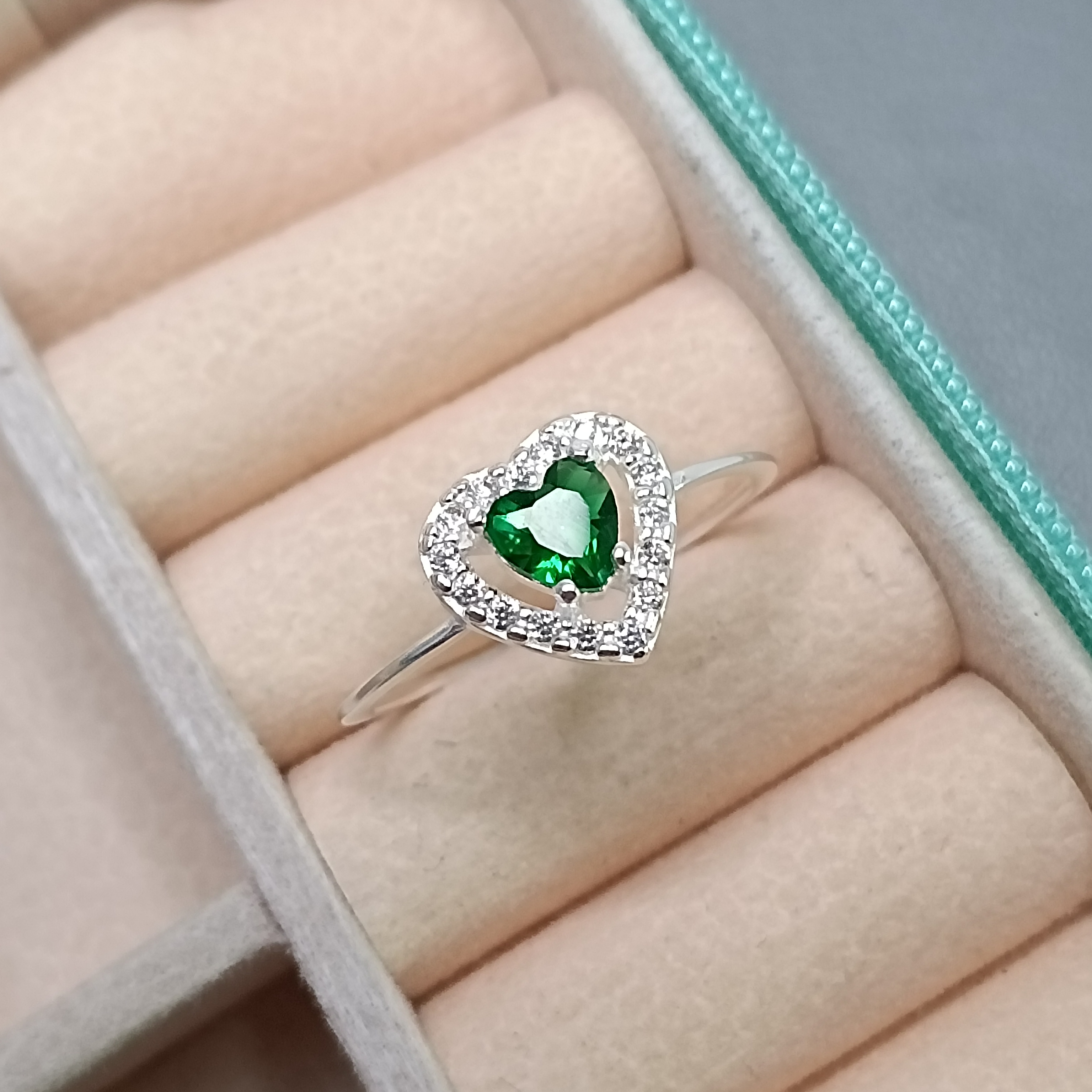 Anel De Prata Zirconia Coração Verde Borda Cravejada Cod:AN1-61