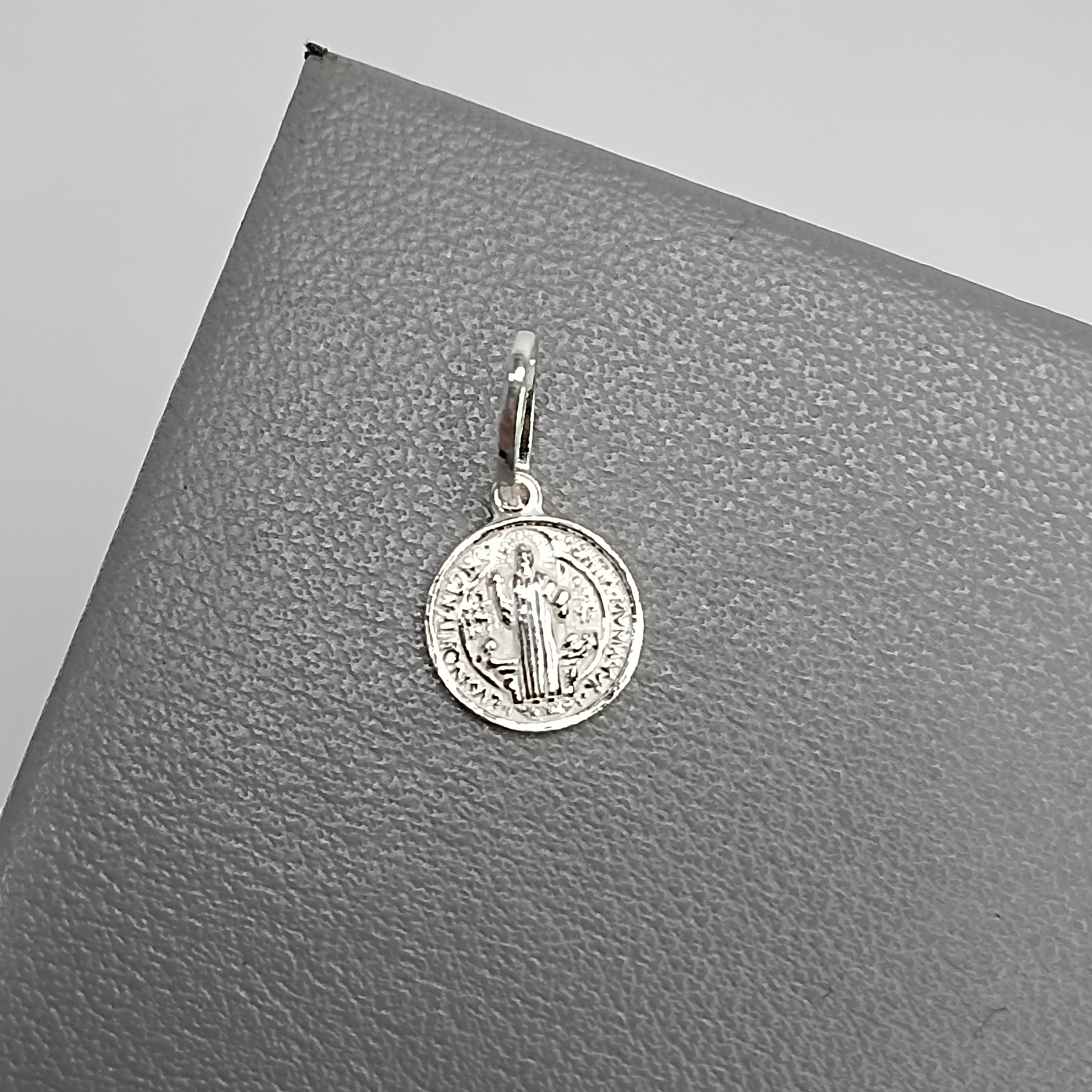 Pingente De Prata Medalha Redonda São Bento Frente E Verso 1cm