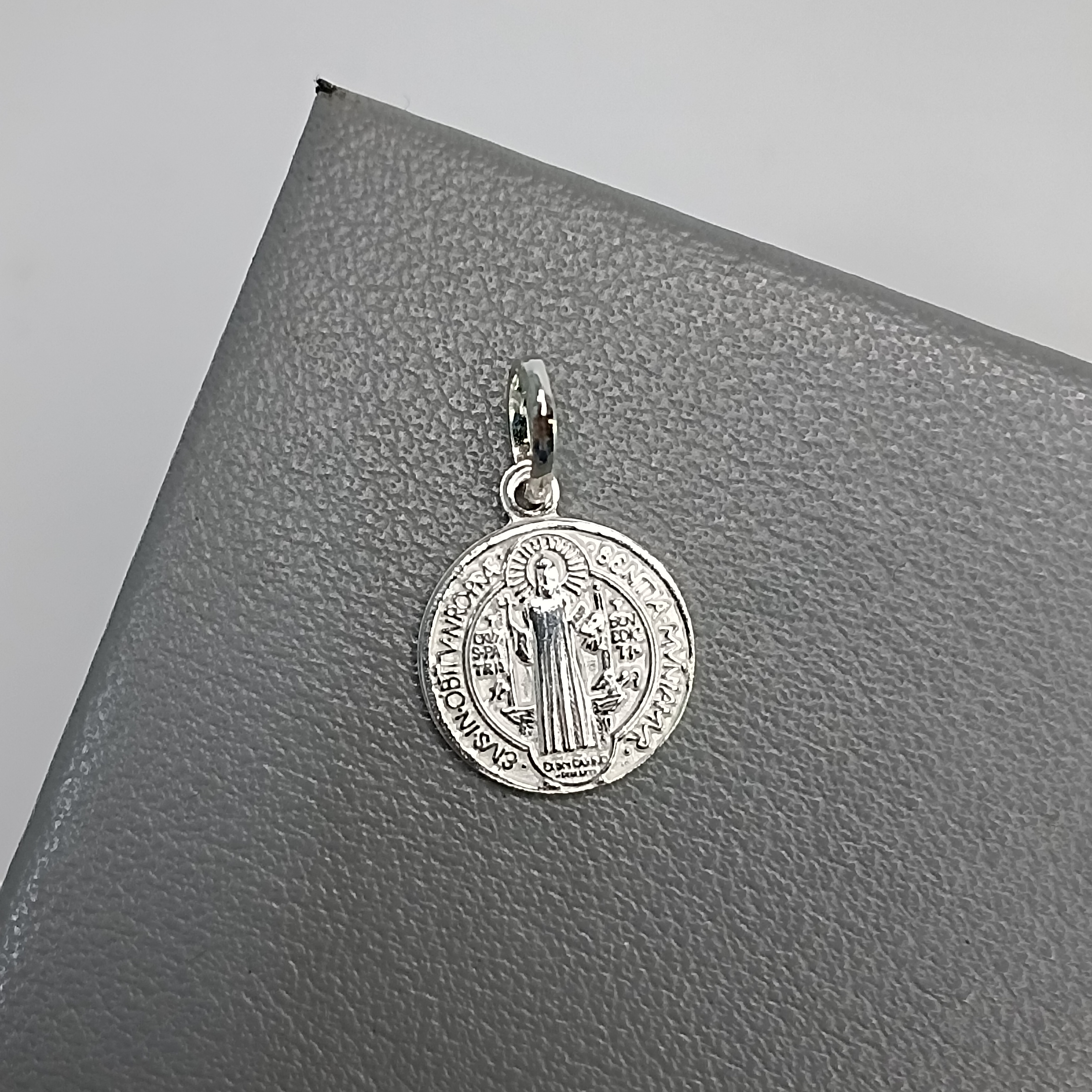 Pingente De Prata Medalha Redonda São Bento Frente E Verso 1,5cm