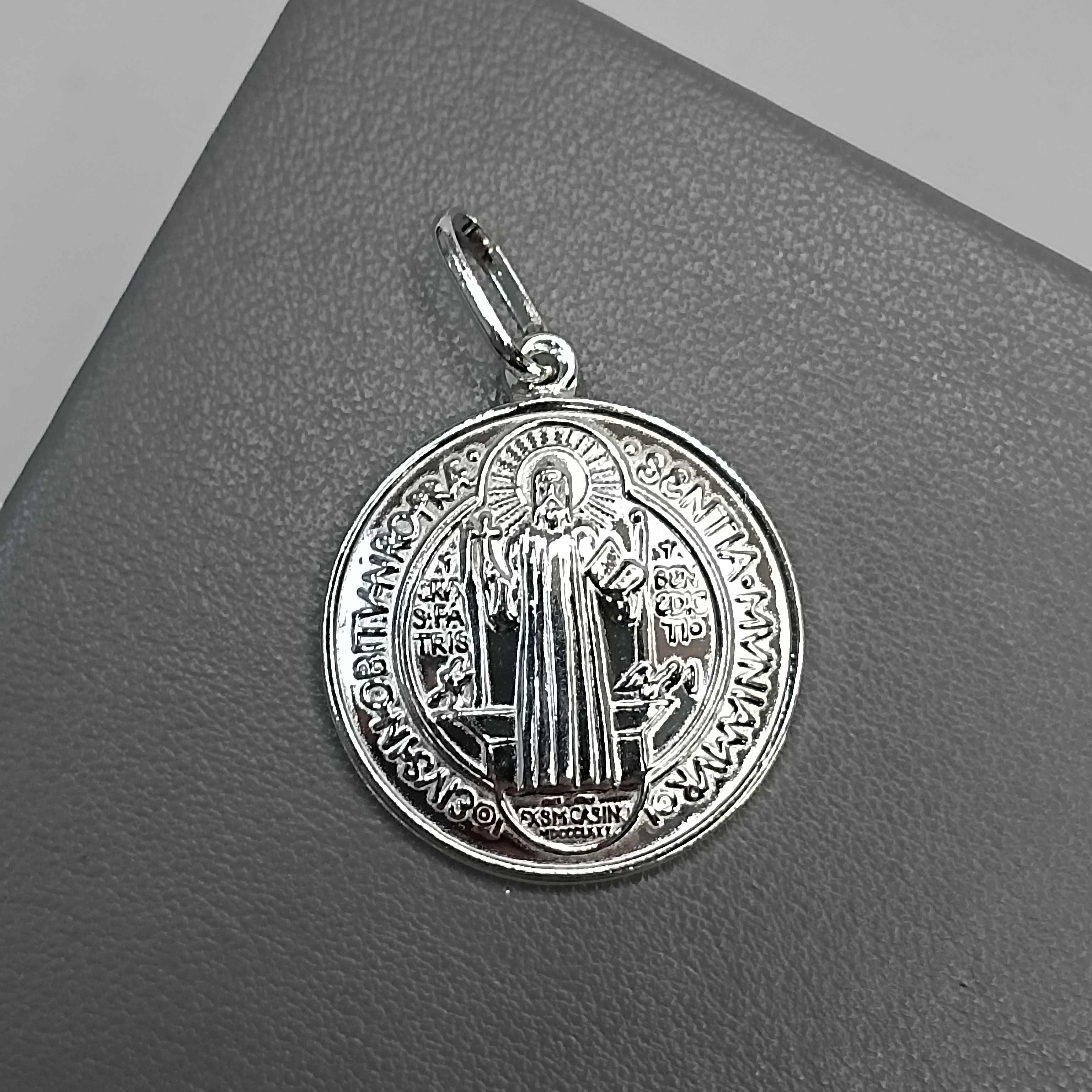 Pingente De Prata Medalha Redonda São Bento Frente E Verso 2,5cm