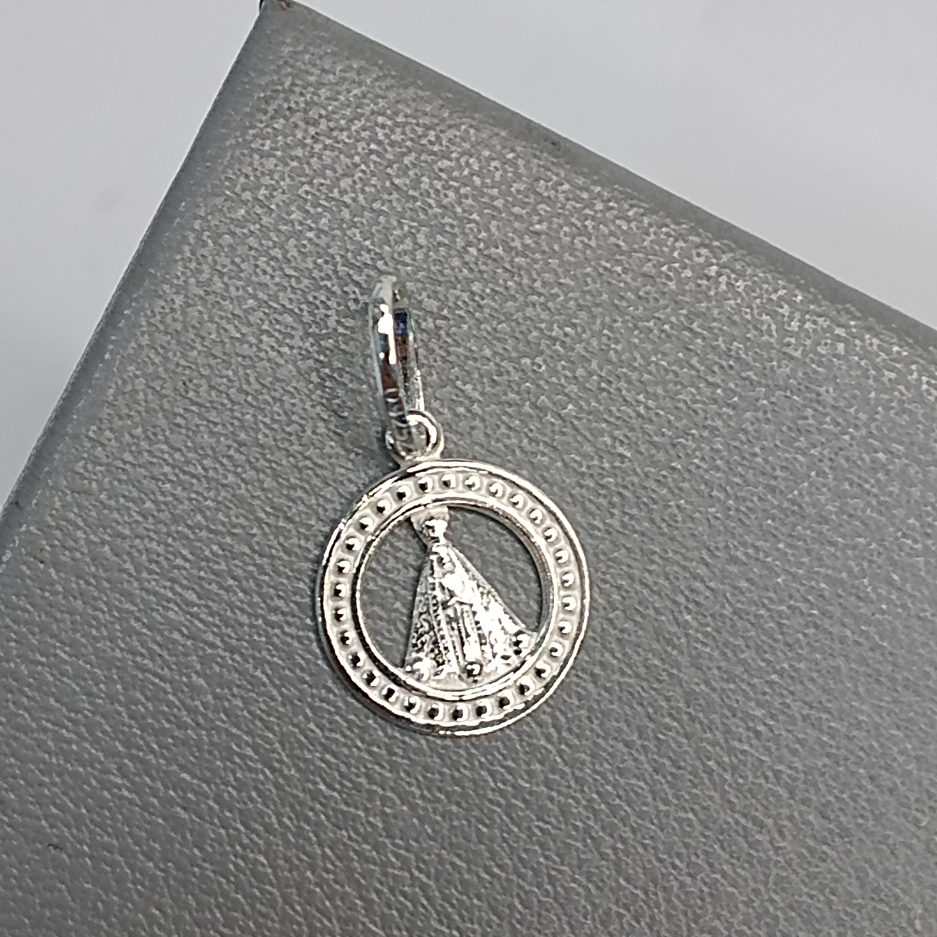 Pingente De Prata Medalha Redonda Nossa Senhora Aparecida Vazada 1,1cm